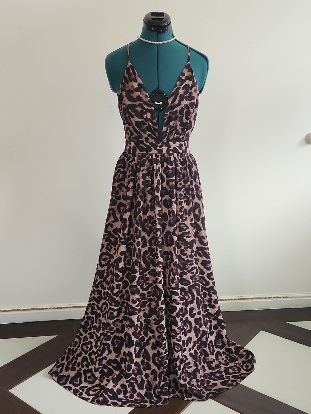 🐆 Leopard Print Light Maxi Dress with Plunge Neckline SZ M